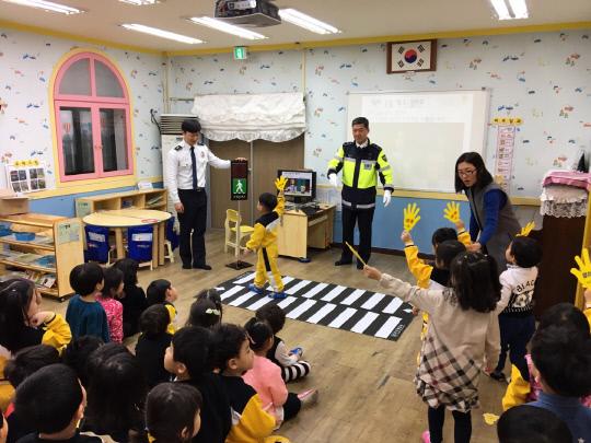 지난 24일 보육시설아동들이 교통안전체험을 실내에서 실시하고 있다. 사진=옥천군보건소 제공
