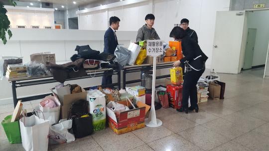 교육청 1층 로비에서 직원들이 재활용물품을 수거하고 있다. 사진=대전시교육청 제공
