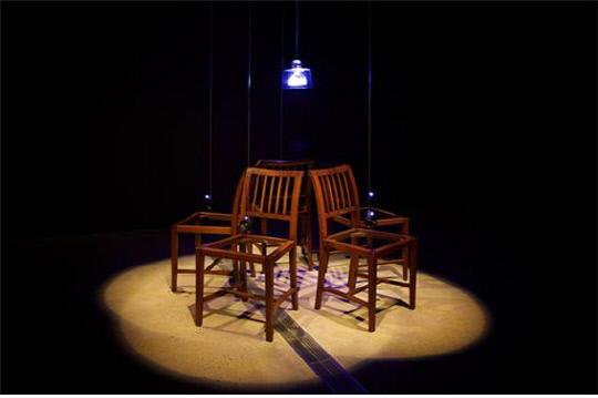 김상진 Mars Spiritual, 2015, wood chair, sch artificial voice sound, LED, 250x250x200cm
