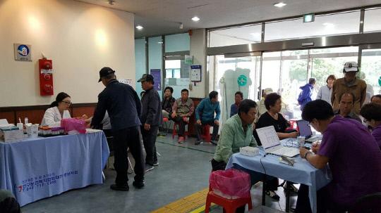 예산군 주민들이 지난달 8일 예산보건소에서 실시된 무료 암검진 행사에서 검사를 받고 있다. 사진=예산군 제공
