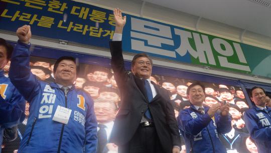 문재인 더불어민주당 대선후보가 공식 선거운동 첫날인 17일 대전시 중구 은행동 으능정이거리를 찾아 지지자들에게 손을 흔들고 있다. 신호철 기자
