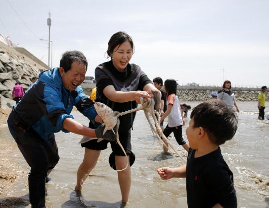 지난해 몽산포 주꾸미 축제장을 찾은 관광객이 물고기잡기 체험에 나선 모습.사진=태안군청 제공
