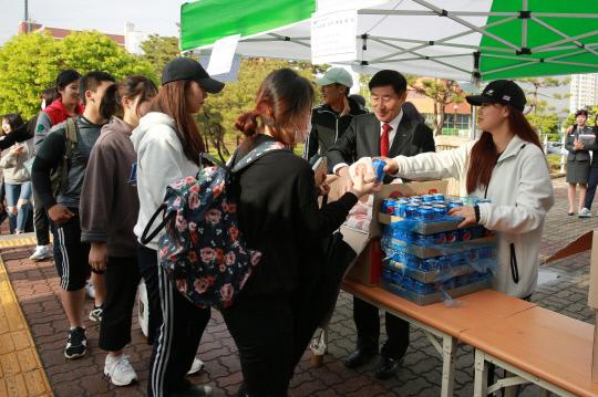 김은기 총장 등 학교 관계자들이 지난 17일 학생들에게 간식을 나눠주며 격려하고 있다. 사진=대전과학기술대학교 제공
