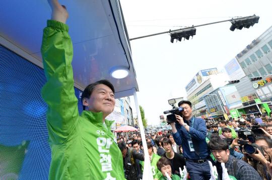 안철수 국민의당 대선 후보가 18일 대전시 동구 중앙시장 입구에서 유세차량에 올라 시민들을 향해 손을 흔들고 있다. 신호철 기자
