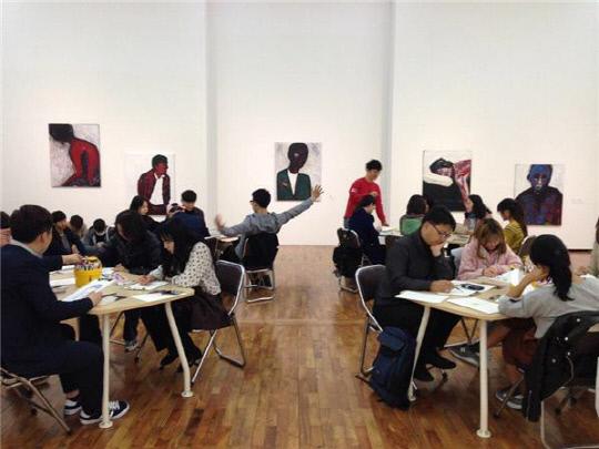 대전시립미술관에서 진행되는 `문화가 있는 날` 프로그램에 참여한 시민들이 작업에 몰두하고 있다. 사진=대전시립미술관 제공

