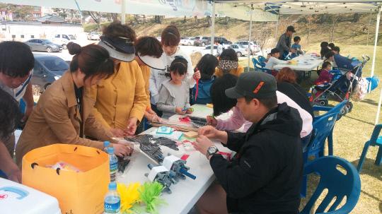 홍주성 전래놀이 문화체험에 참여한 관람객들이 지난 15일 연날리기 체험 부스에서 연을 만들고 있다. 사진=홍성군 제공
