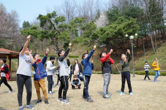 국방과학연구소를 방문한 자운초 학생들이 직접 만든 종이로켓을 날리고 있다. 사진=ADD 제공
