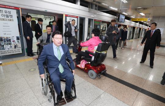 권선택 대전시장이 20일 37회 장애인의 날을 맞아 휠체어를 타고 지하철을 이용해 출근하는 체험을 했다. 사진=대전시 제공
