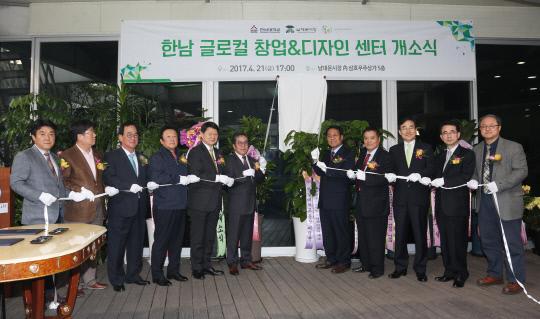 이덕훈(오른쪽 다섯 번째) 총장을 비롯한 참석자들이 지난 21일 서울 남대문시장에서 열린 `한남글로컬 창업 & 디자인 센터 개소 및 현판식`에 참석하고 있다. 사진=한남대 제공
