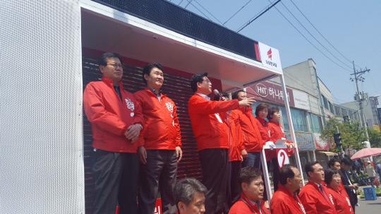 정우택 한국당 대표 권한대행(왼쪽에서 세번째)이 23일 대전 신탄진시장 앞 유세차량에 올라 홍준표 후보의 지지연설을 하고 있다. 인상준 기자
