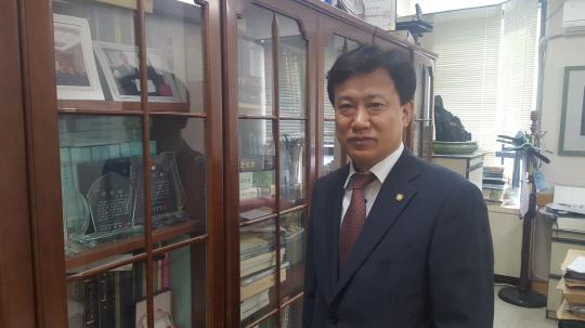 24일 자신의 사무실에서 만난 김태범 대전지방변호사회 회장은 시민의 신뢰를 받는 변호사회를 만들겠다는 포부를 밝혔다. 인상준 기자
