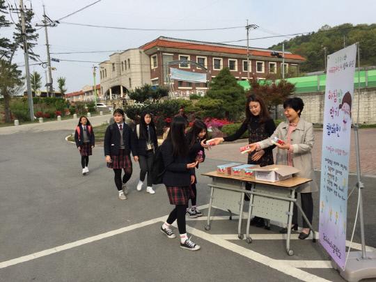 지난 25일 부여중학교 교사들이 아침에 등교하는 학생들에게 음료수 등을 나눠주고 있다. 사진=부여중학교 제공.
