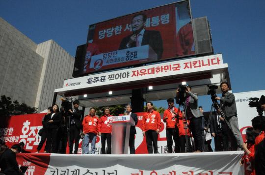 자유한국당 홍준표 대선후보가 27일 오후 2천안 신세계백화점 앞을 방문해 발언을 하고 있다. 김대욱 기자
