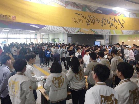 지난 26일 목원대 총학생회가 진행한 간식나눔행사에서 학생들이 간식을 받기 위해 줄을 서고 있다. 사진=목원대 제공
