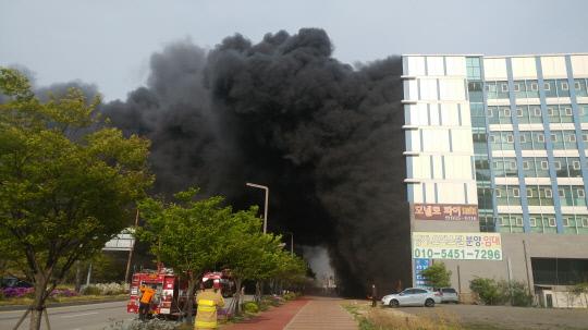 지난 28일 오후 4시 49분쯤 충남 홍성군 홍북면의 한 오피스텔에서 화재가 발생해 검은 연기가 퍼지고 있다. 전희진 기자
