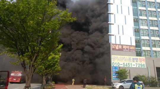 지난 28일 오후 4시 49분쯤 충남 홍성군 홍북면의 한 오피스텔에서 화재가 발생해 검은 연기가 퍼지고 있다. 전희진 기자
