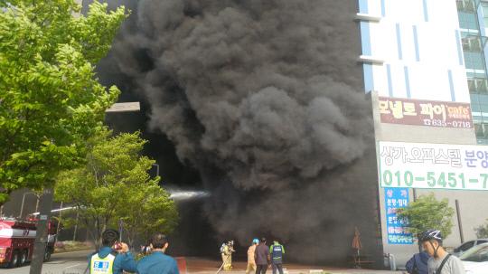 지난 28일 오후 4시 49분쯤 충남 홍성군 홍북면의 한 오피스텔에서 화재가 발생해 소방대원이 화재를 진압하고 있다. 전희진 기자
