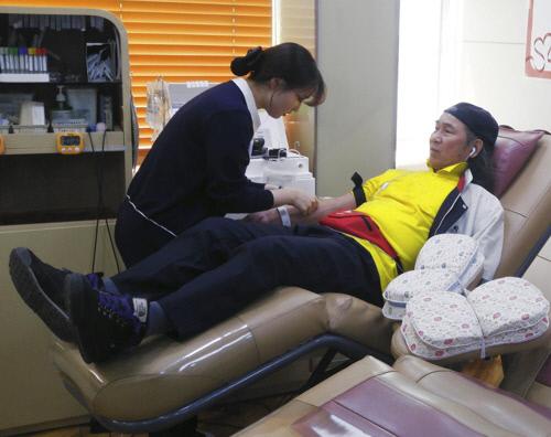 지난 35년  간 500회에 걸쳐 헌혈을 통해 이웃사랑을 실천한 서정석씨가 헌혈을 하고 있다. 
사진=충북혈액원 제공.
