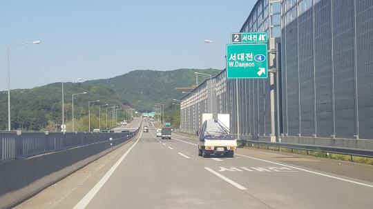 대전 교통난 해소를 위해 도심을 둘러싼 고속도로를 외곽순환도로로 활용하자는 여론이 고조되고 있다. 사진은 대전 남부순환도로의 서대전 IC 인근 모습. 이호창 기자