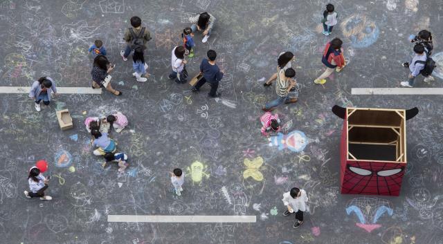 광주 동구 금남로 일대에서 열린 프린지페스티벌 2017. 어린이들과 어른들이 금남로 거리에 분필을 이용해 그림을 그리고 있다.  /김진수 기자
