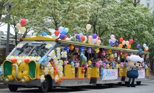 유성온천문화축제 개막을 하루 앞둔 11일 대전시 유성구 온천로 행사장을 찾은 어린이들이 코끼리 열차에 올라타 즐거워하고 있다. 신호철 기자
