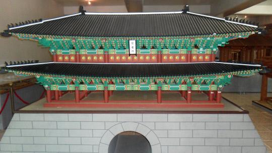 한국 고건축 박물관 제 1전시장에 전시된 숭례문 모형은 본래의 색깔까지 복원해 다채로운 색감을 준다. 사진=예산군 제공
