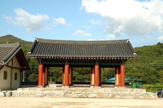 한국 고건축 박물관 야외 전시장에 마련된 `객사문`의 모습. 사진=예산군 제공
