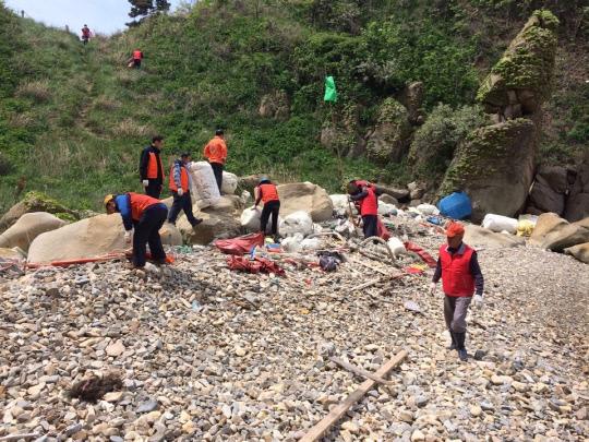 보령시 오천면 기관단체 임직원들은 16일 호도를 찾아 해안가에 방치된 쓰레기를 수거했다. 사진=보령시 제공
