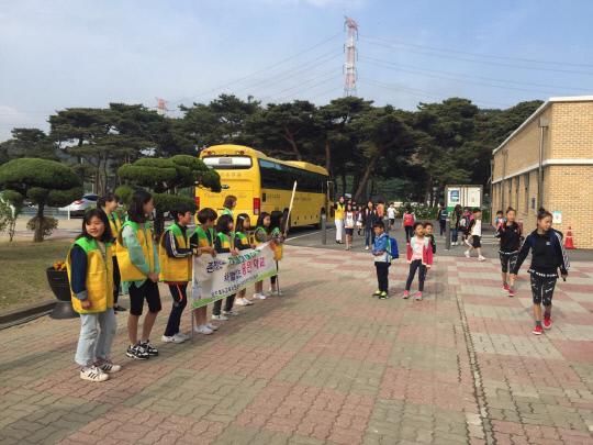성당초등학교 학생들이 지난 15일 등굣길에 장애인인권보호 캠페인을 벌이고 있다.사진=당진교육지원청 제공.
