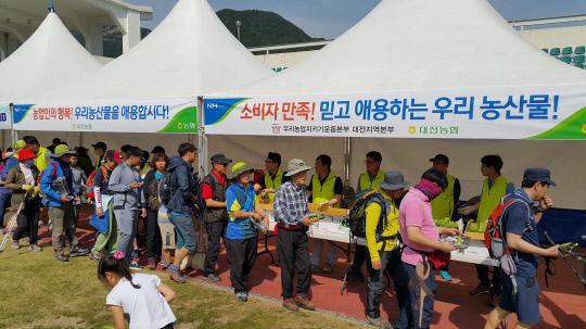 `2017 산사랑 대전사랑 등산대회`에 참석한 시민들이 20일 열린 우리 농산물 소비 촉진행사에 참여하고 있다. 사진=농협 제공
