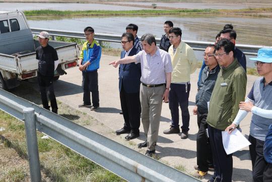 김동일 보령시장(오른쪽 두번째)이 지난 21일 가뭄피해를 입고 있는 부사지구 농경지를 찾아 실태 파악및 대책을 논의했다. 사진=보령시 제공
