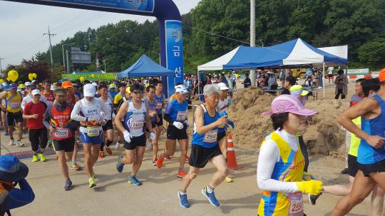 지난 21일 금산엑스포광장에서 1000여명이 참석한 가운데 열린 전국마라톤대회에서 참가자들이 
2017금산세계인삼엑스포 성공 기원을 담아 4종목으로 나눠  달리고 있다. 사진=조직위 제공
