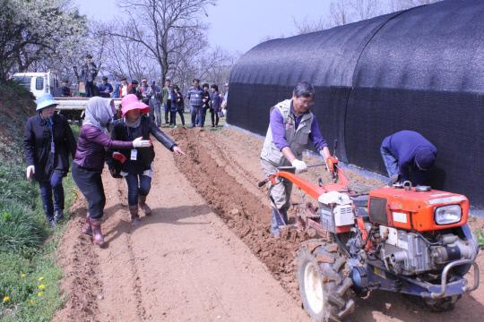 홍성군 농업기술센터가 지난 19일부터 21일까지 개최한 `2017년 홍성 귀농귀촌학교`에서 한 예비 농업인이 경운기 사용 실습을 하고 있다. 사진=홍성군 제공

