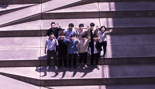 대전대 SW동아리 학생들이 22일 교내 혜화문화관 앞에서 기념촬영을 하고 있다. 사진=대전대 제공
