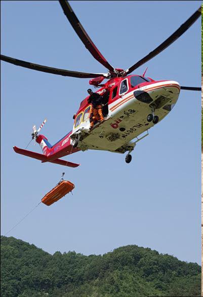금산소방서가 지난21일 대둔산 인근에서 실족한 김모씨를 응급처치후 헬기로 구조하고 있다. 사진=금산소방서 제공
