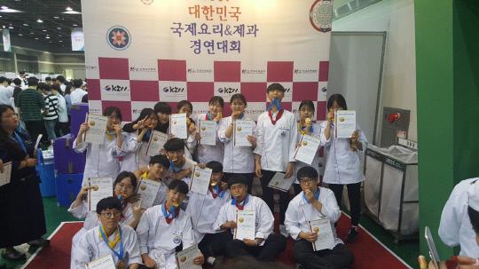 천안 병천고 조리과 학생들이 지난 21일 서울 양재동 aT센터에서 열린 `2017 대한민국 국제요리경연대회`에서 수상을 한 뒤 단체사진을 찍고 있다. 사진 = 천안교육지원청 제공 
