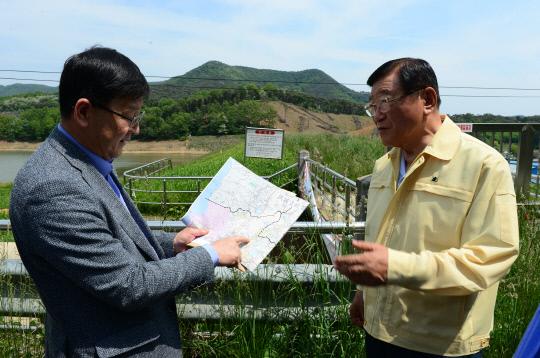 김석환(오른쪽) 홍성군수가 대사저수지에 방문해 가뭄 상황에 대한 보고를 받고 있다. 사진=홍성군 제공
