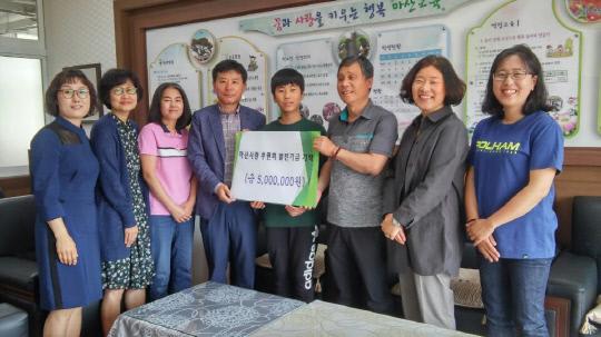 서천 마산사랑후원회 회원들이 마산초등학교를 방문, 인재육성지원비 500만원을 전달하고 격려했다. 사진=서천군 제공
