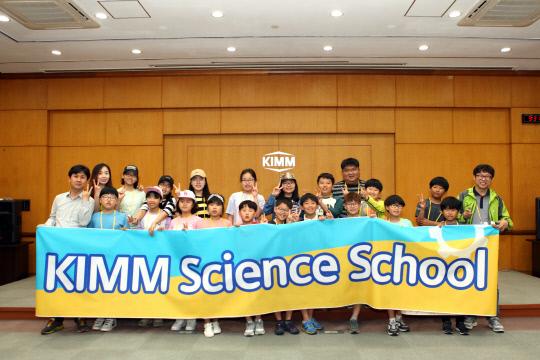 한국기계연구원의 `2017 사이언스 스쿨`에 참가한 전남 완도 넙도초등학교 학생들이 지난 24일 기계연구원에서 기념사진을 찍고 있다.  사진=한국기계연구원 제공

