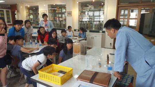이위종(오른쪽) 연구사가 구봉초 학생들에게 수돗물 제작과정인 침전, 여과과정을 설명하고 실험을 해보고 있다. 사진=이호창 기자
