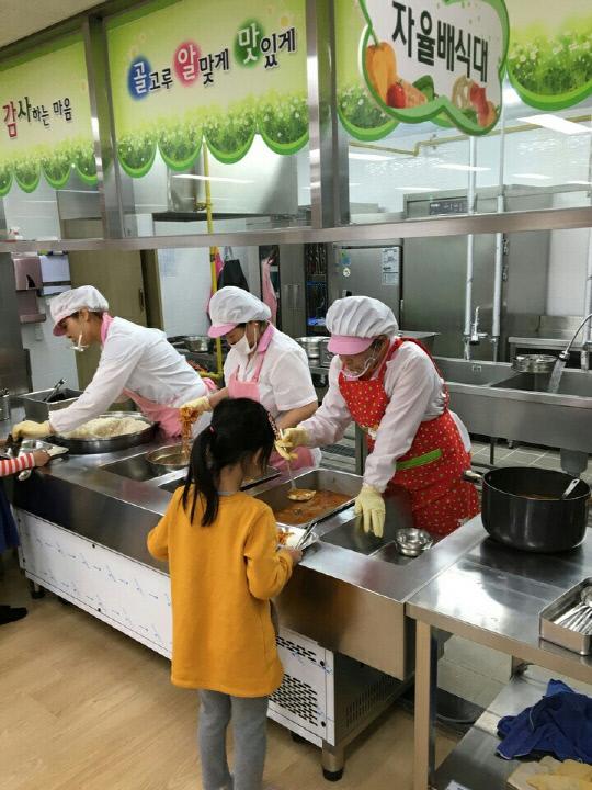 30일 영동의 한 초등학교에서 노인일자리 사업에 참여한 노인들이 급식도우미를 하고 있다. 사진=영동군 제공.
