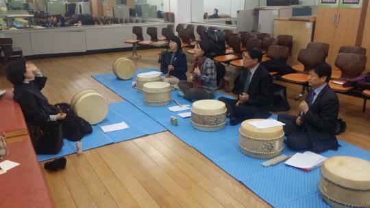 대전시청 판소리 동아리 회원들의 연습 모습.
