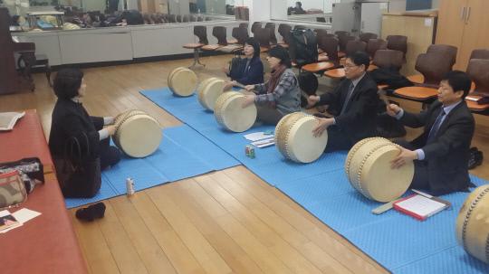 대전시청 판소리 동아리 회원들의 연습 모습.
