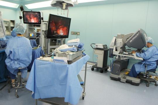 7일 을지대병원 외과 김창남 교수팀이 단일공 로봇시스템을 이용, 직장암 수술을 시행하고 있다. 사진=을지대병원 제공
