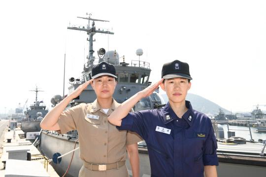 해군 최초 여군 함장 안희현 소령(왼쪽)과 최초 고속정편대장 안미영 소령. 사진=해군본부 제공
