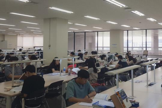 21일 충남대 중앙도서관 3열람실에 여름방학임에도 불구하고 학생들이 앉아서 공부를 하고 있다. 사진=이호창 기자
