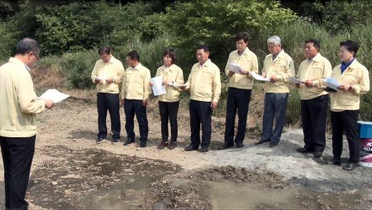 세종시의회 의원들이 22일 부강면 일원 가뭄 피해지역을 방문해 관계자로 부터 설명을 듣고 있다.
사진=세종시의회 제공
