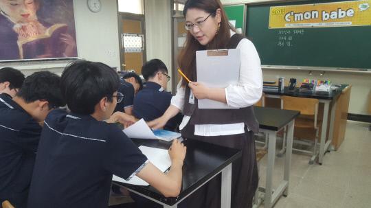권덕희 강사가 지난 21일 유성고 학생들에게 C`mon babe 교육을 진행하고 있다. 사진=이호창 기자
