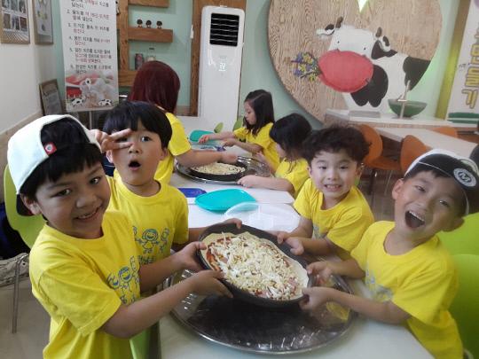 음성 원남초등학교 학생들이 청주 다래목장에서 치즈를 만들며 즐거워하고 있다.     사진=원남초 제공
