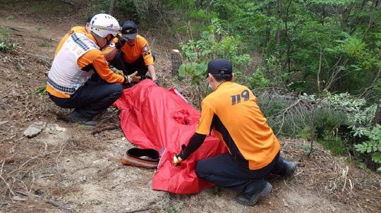 금산소방서 119구급대원들이 지난24일 남이면 성치산에서 실족한 등산객을 헬기로 후송처리하고 있다.사진=금산소방서 제공
